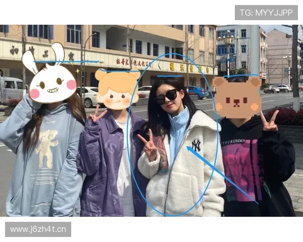 杨威遛狗照里那块表亮到犯规，路人都以为走错片场